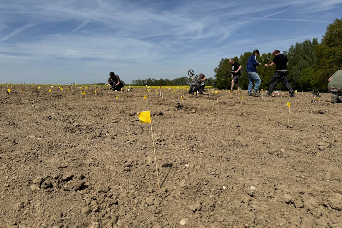 femme trouvant marcher pièces anciennes