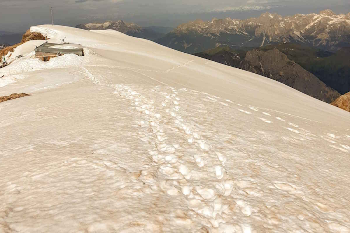 Neige « rose » sur la Marmolada : la poussière du Sahara est arrivée ici aussi