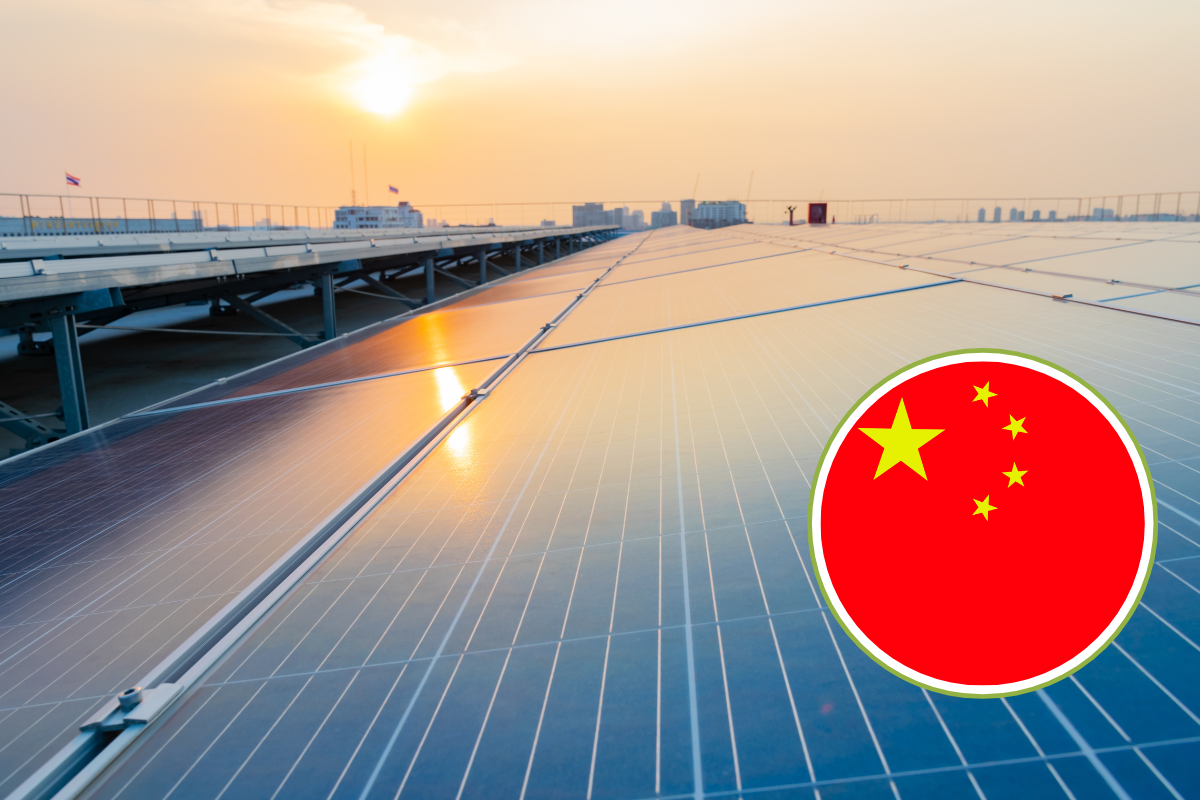 En ce qui concerne les énergies renouvelables, la Chine construit deux fois plus de centrales éoliennes et solaires que le reste du monde réuni
