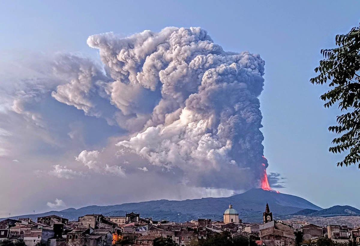 Etna, nouvelle éruption dans la nuit, avec fontaines de lave et nuages ​​de cendres (et vols suspendus à Catane)