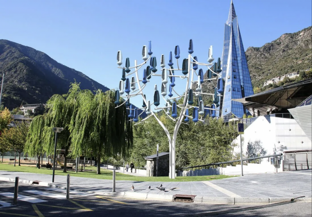 Cette brillante invention supprimera les panneaux solaires : voici l'arbre qui produit de l'énergie (gratuite) dans votre jardin