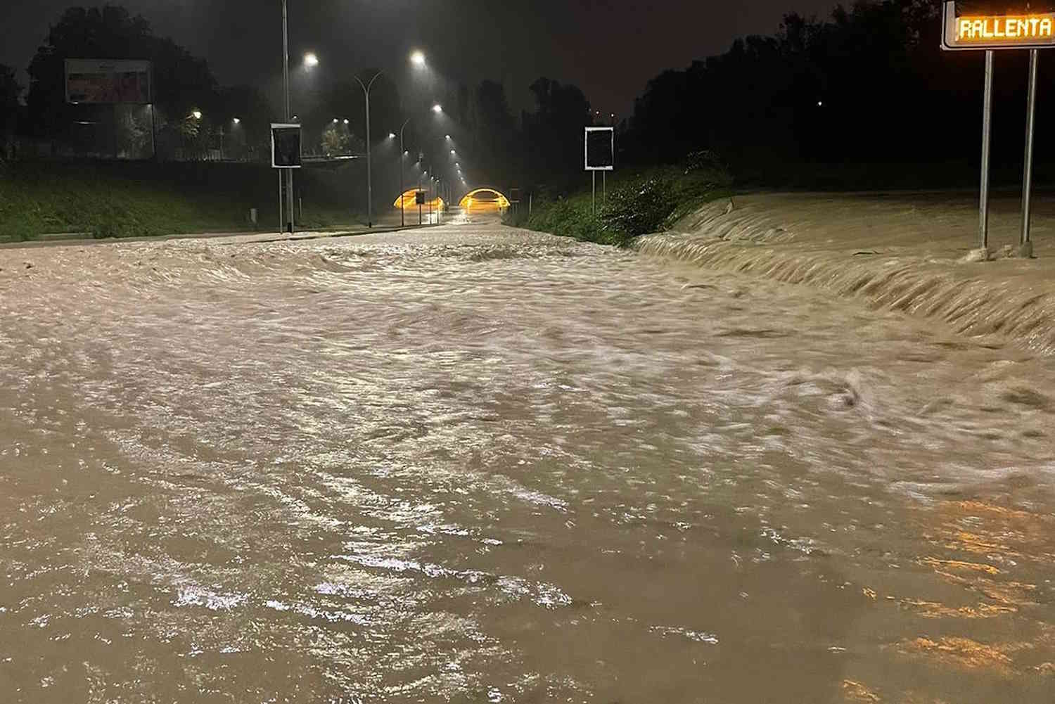 Avalanche d'eau en Émilie-Romagne, parmi les inondations et glissements de terrain dans la région bolognaise, il y a la première victime