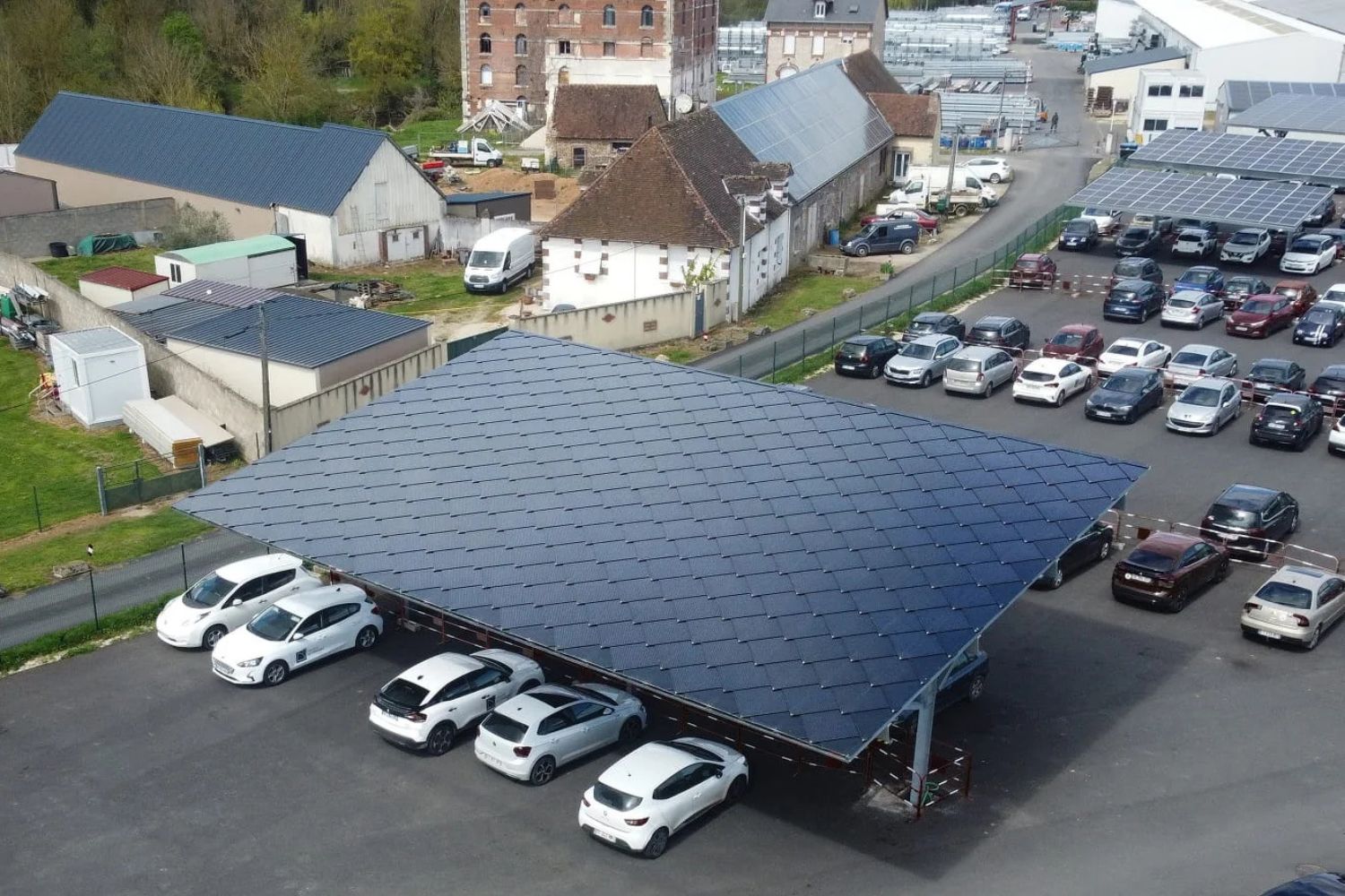 Photovoltaïque : l'abri innovant réalisé avec des tuiles solaires également adapté aux centres-villes