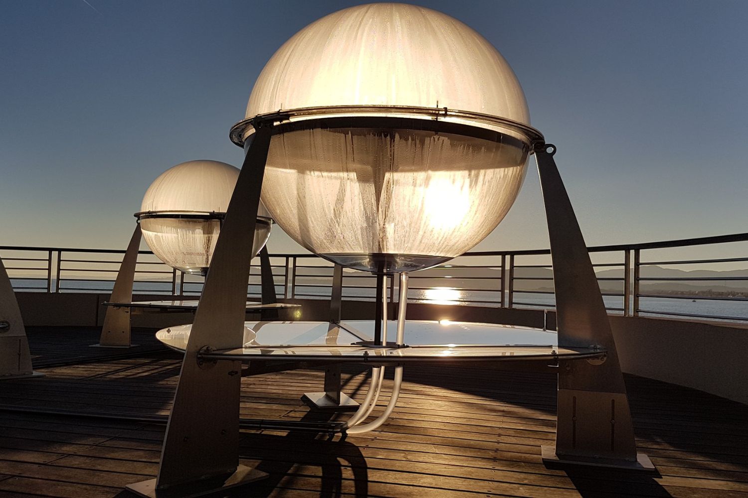 Voici la sphère révolutionnaire qui produit de l'eau potable grâce à l'énergie du soleil