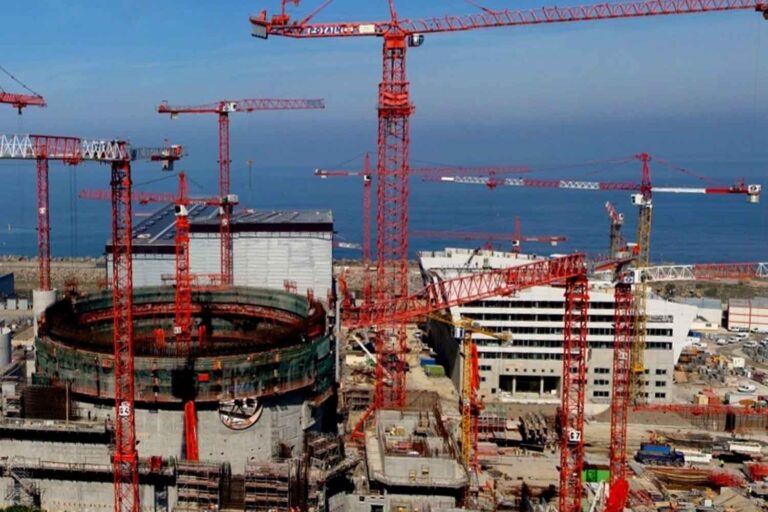 Nucléaire : après 17 ans, le réacteur EPR de Flamanville, le plus grand de France, entre en service