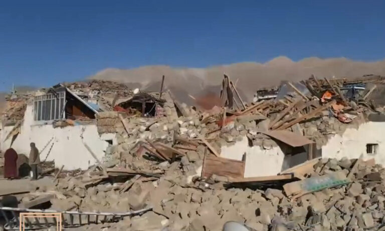 Violent tremblement de terre au Tibet : un choc de magnitude 7,1 fait au moins 90 morts et plus de 130 blessés, de nombreux bâtiments s'effondrent