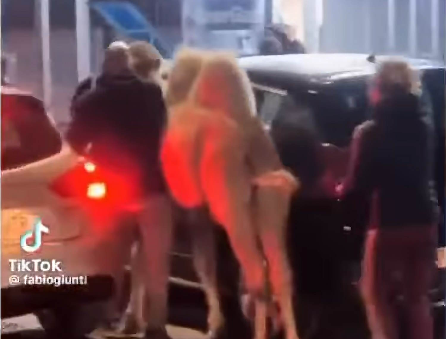 Il fait circule avec des animaux! Cette fois, c'est un chameau pour s'échapper, c'est arrivé à Naples