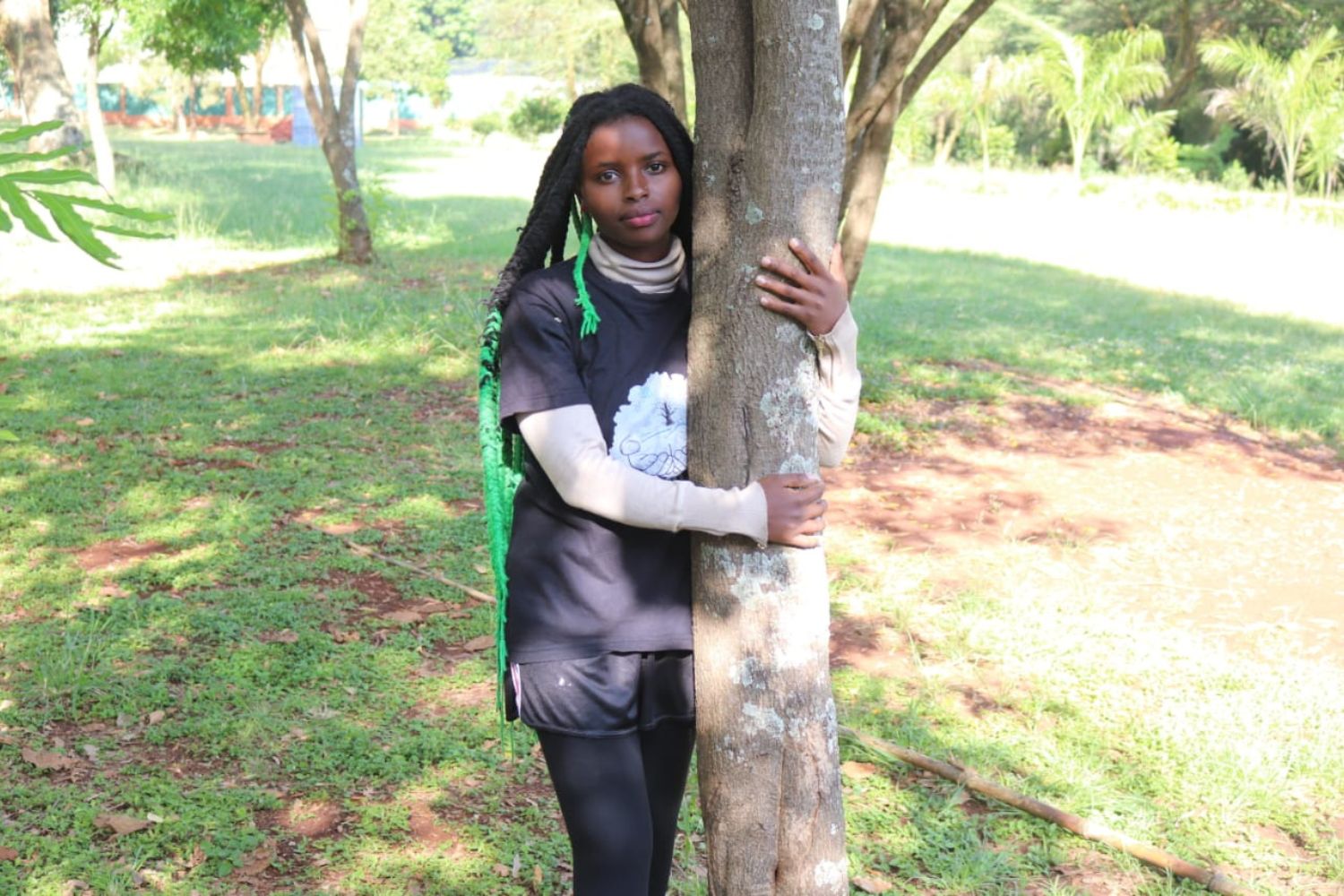 Truphena Muthoni abbraccio albero