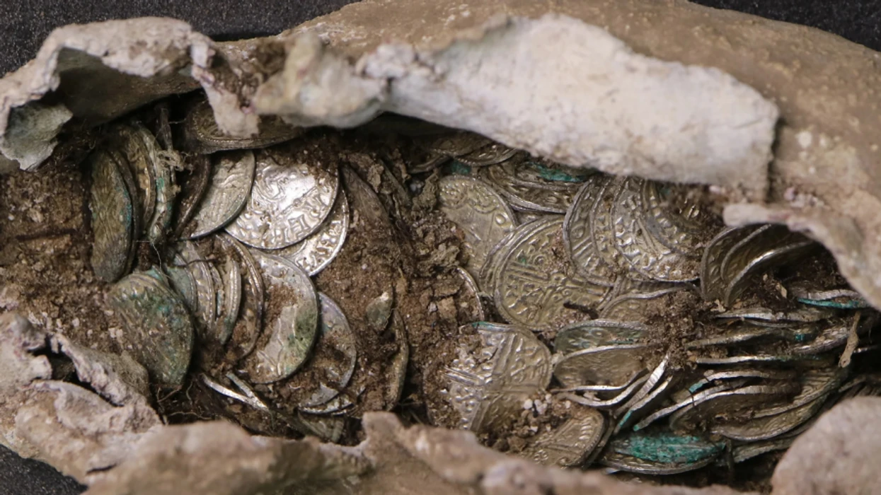 Les archéologues trouvent la cachette des pièces montantes il y a 1000 ans sur le site d'une future centrale électrique