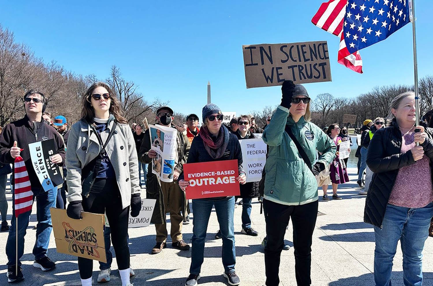 Arrêtez les croisades de Trump contre l'environnement, les climatologues descendent dans des carrés du monde entier
