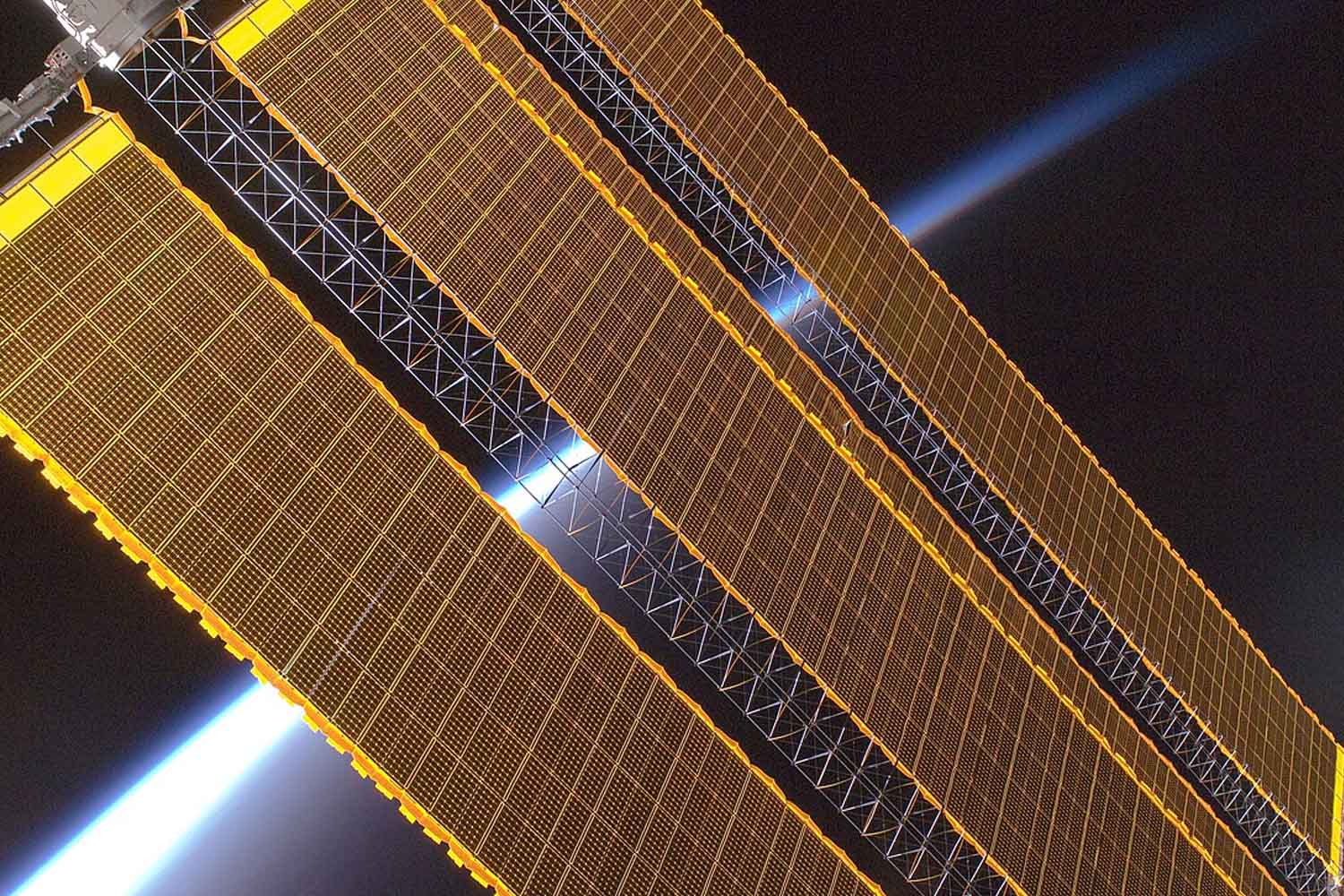 pannelli solari oro nello Spazio