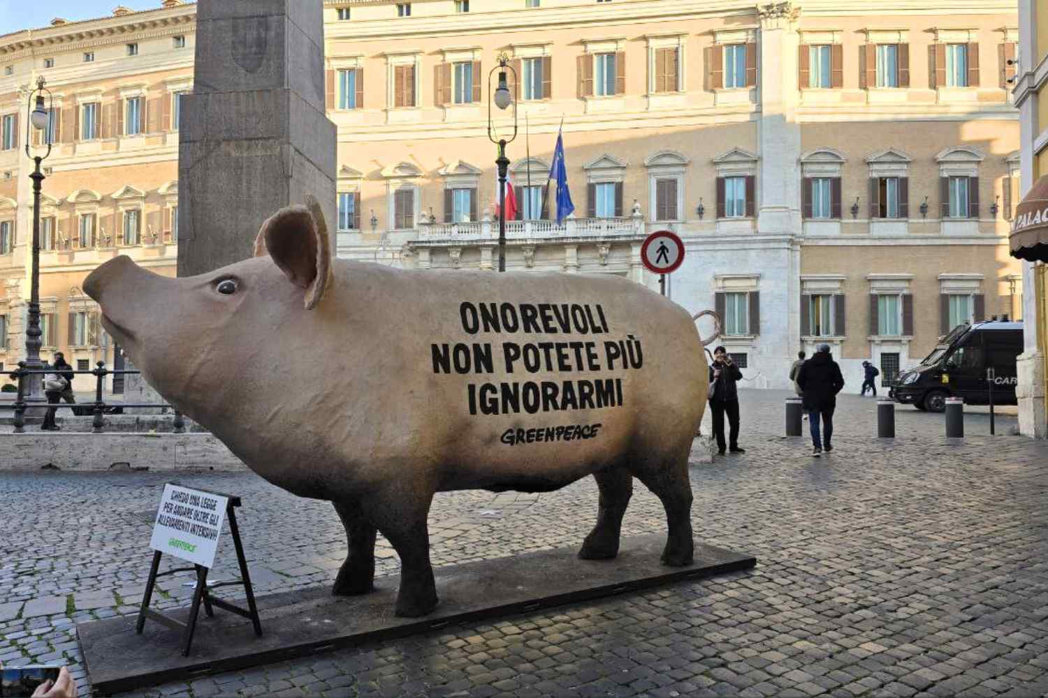 Que fait un cochon géant devant le Parlement? Lance un appel à l'Italie pour débloquer la loi contre les fermes intensives