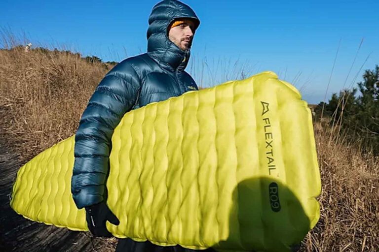 Ce matelas de camping est le plus léger du monde: il se gonfle et pèse moins d'une bouteille d'eau