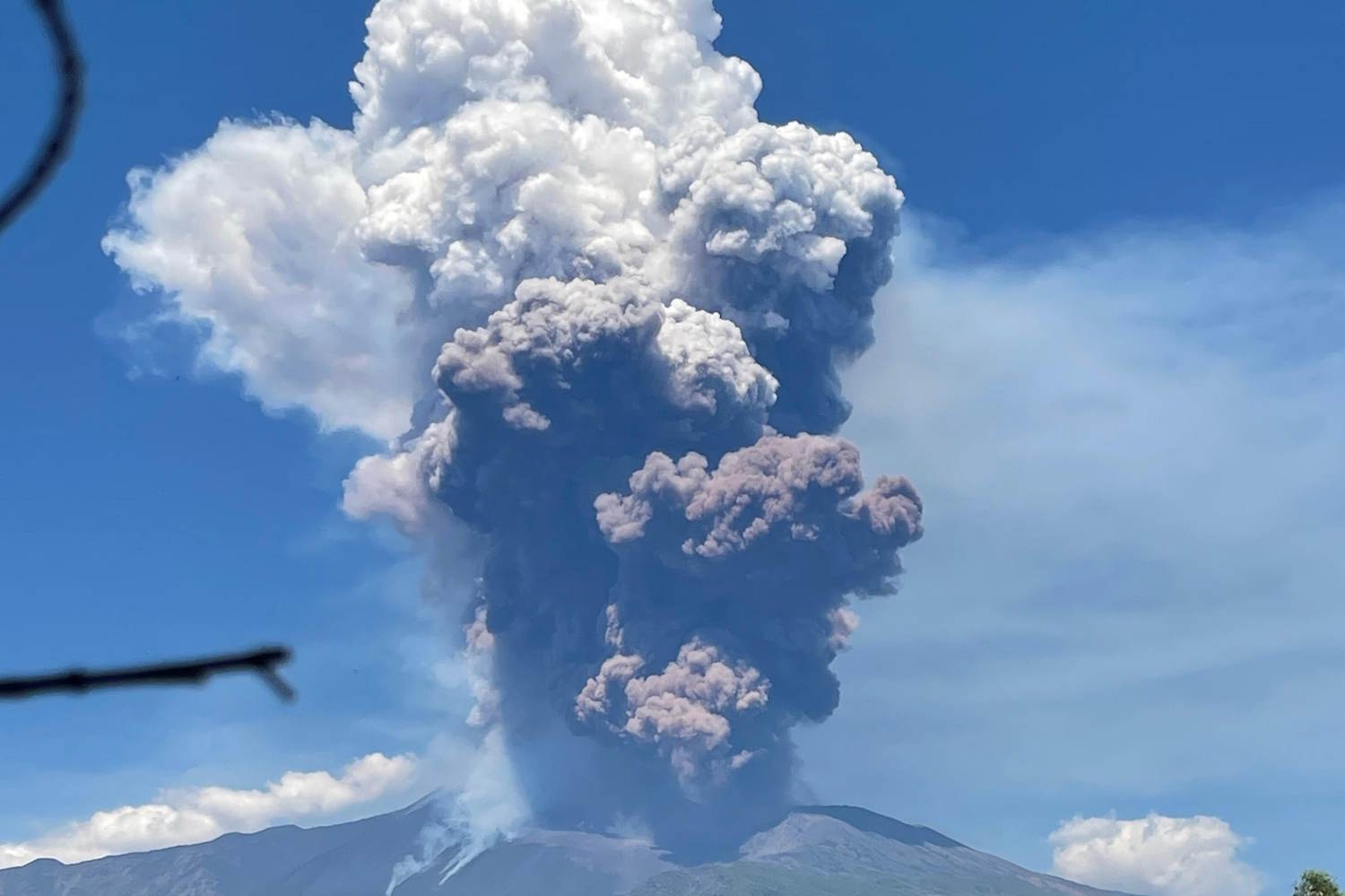 etna eruzioni 2 giugno 2025