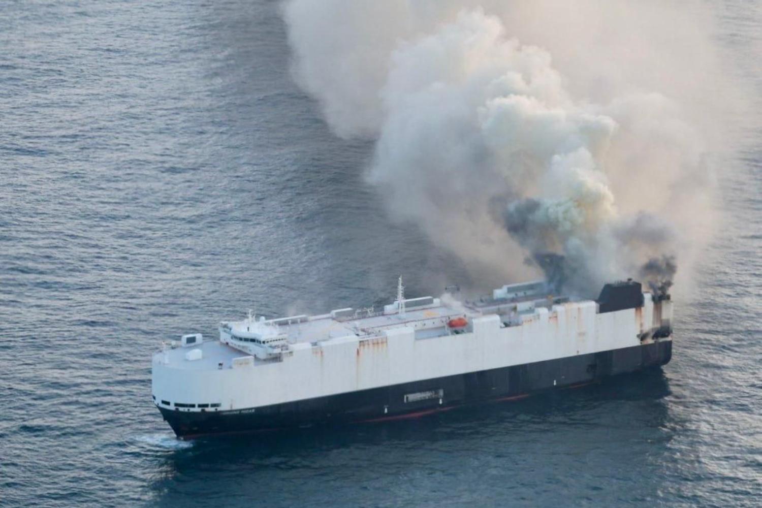 Nave cargo in fiamme