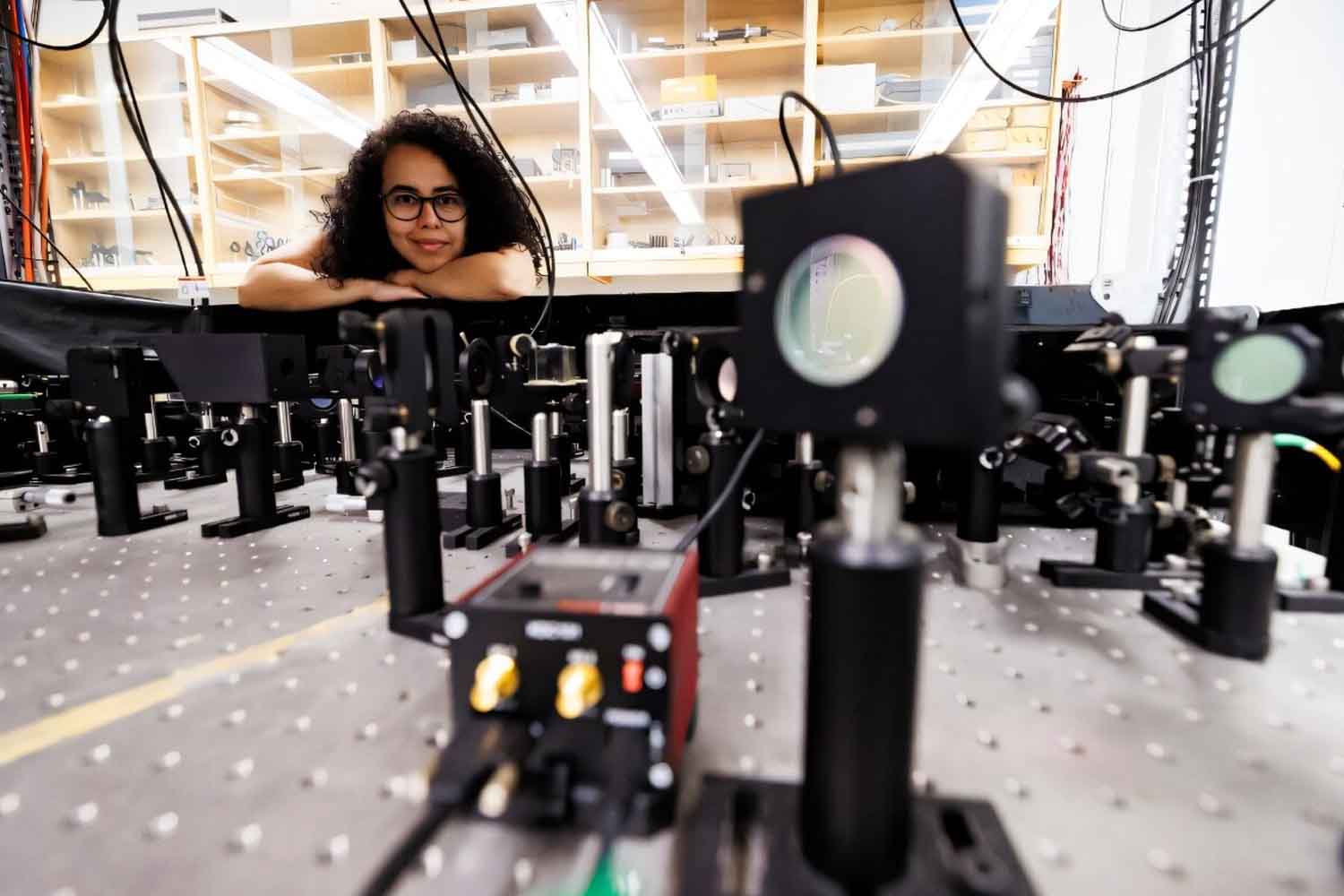 La fisica sperimentale Daniela Angulo posa con un apparecchio nel laboratorio di fisica -