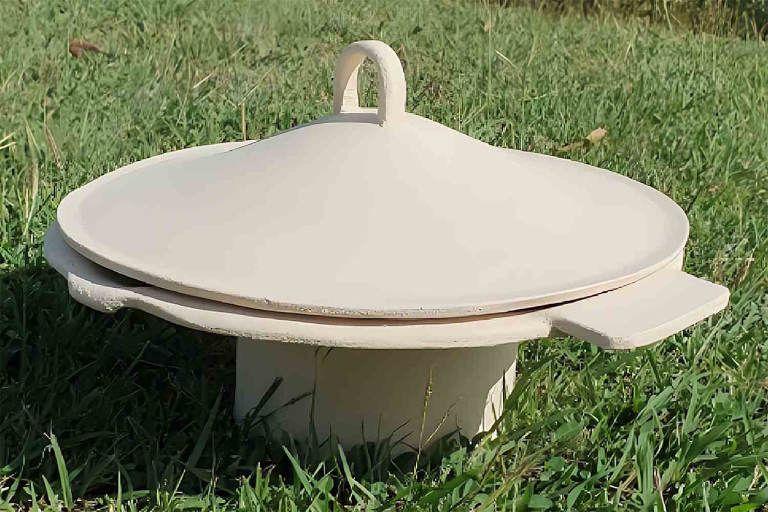 Cet appareil en terre cuite transforme l'eau de mer en eau potable sans électricité