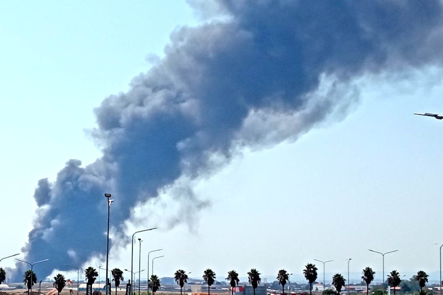 Vaste incendie dans la zone industrielle de Catane, hautes colonnes de fumée visibles de toute la ville