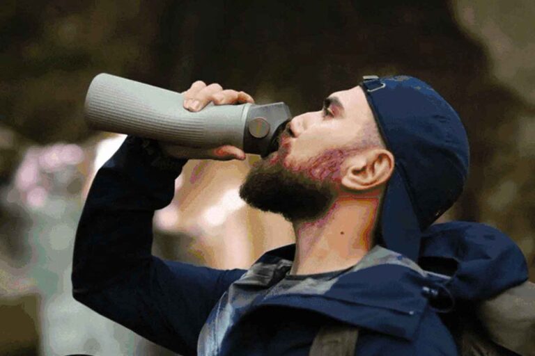 Tout fou de la bouteille de filtre qui purifie également l'eau des microplastiques (et financée par le bas)