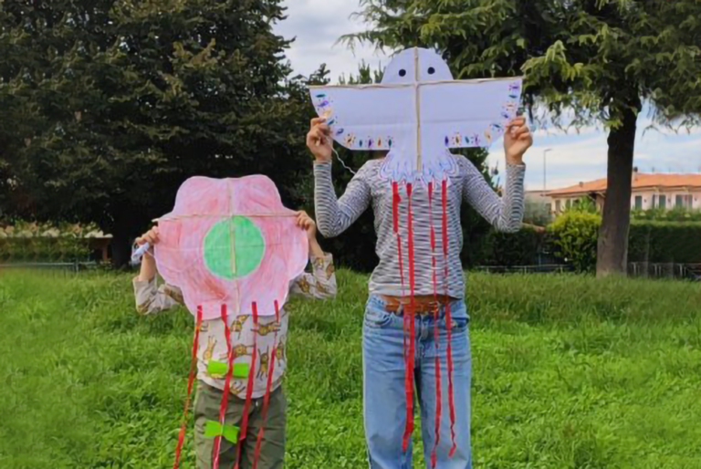 Voulez-vous gagner plus de 1000 € par école? Participez au concours et construisez un cerf-volant avec du papier recyclé avec votre classe!