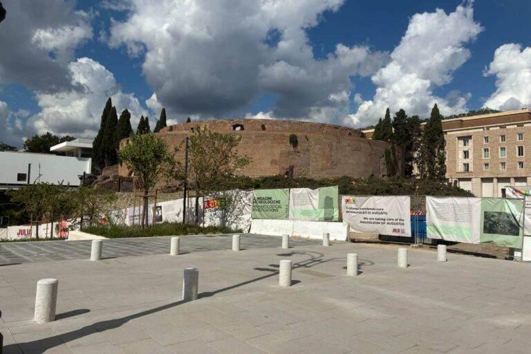 Les historiens de la cyprès entourant le mausolée d'Auguste seront démolis à Rome (et sur la colère des monts sur les réseaux sociaux)