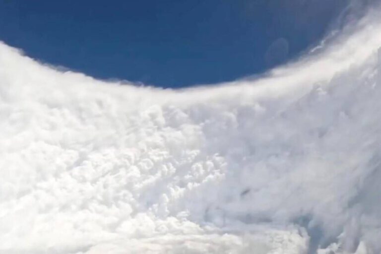 Dans l’œil de l’ouragan Melissa : des images prises en vol montrent la puissance mortelle de la tempête de l’année