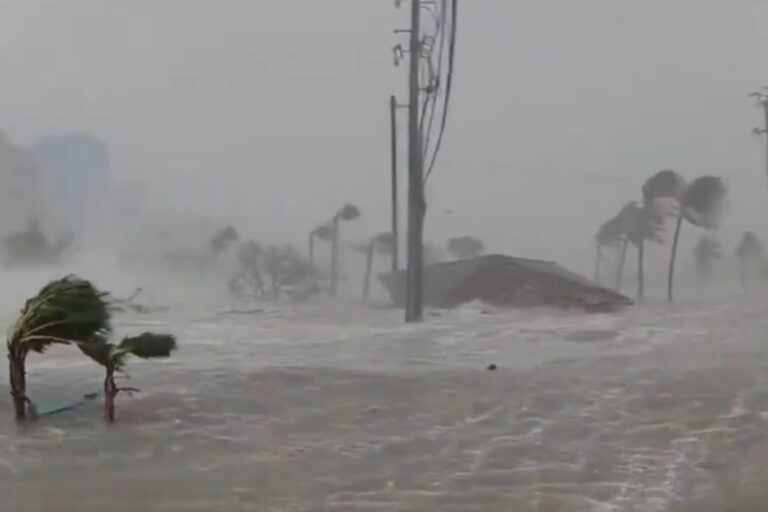 L'ouragan Melissa quitte la Jamaïque et se dirige vers Cuba : au moins 7 morts, plus de 750 000 évacués et des patients fuyant les hôpitaux