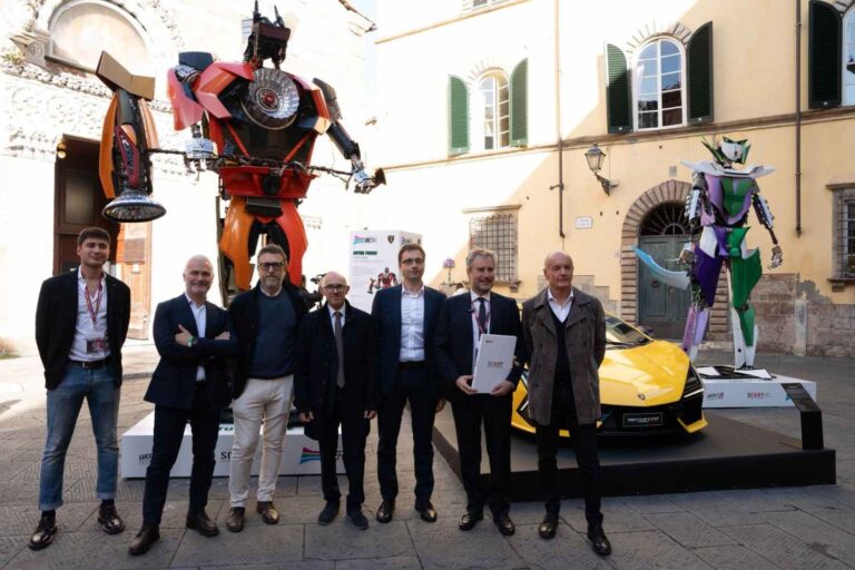 Les super-héros (fabriqués à partir de débris de voitures) arrivent chez Lucca Comics pour défendre la planète