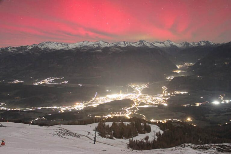 Les aurores boréales sont arrivées en Italie et colorent notre ciel en rouge (et cela pourrait se reproduire ce soir) : les photos les plus spectaculaires