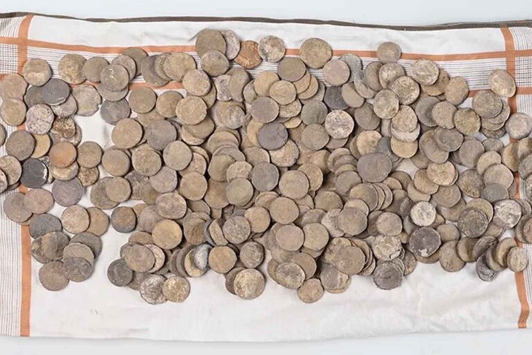 Avec le détecteur de métaux, le chasseur de trésor trouve plus de 450 pièces de monnaie de l'Empire romain qui changent l'histoire