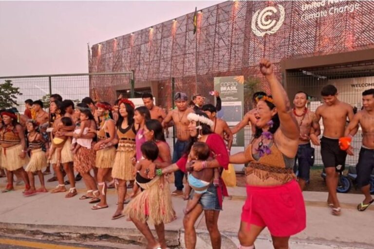 La protestation des peuples autochtones à la COP30 a fonctionné ! Le Brésil délimitera les terres ancestrales des Munduruku