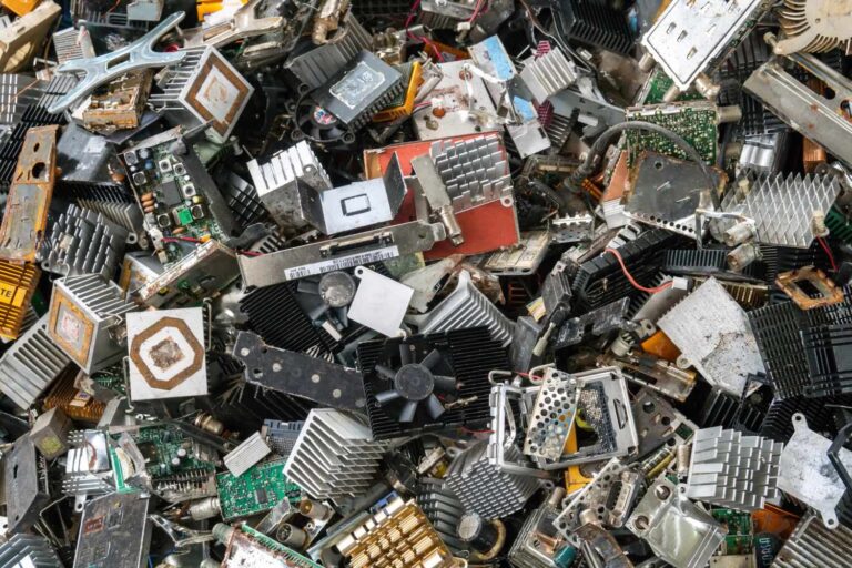 Savez-vous ce qui arrive à vos anciens smartphones et PC ? Pour réduire les déchets, nous devons apprendre à recycler les DEEE