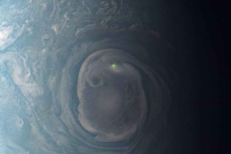 La mystérieuse lueur verte sur Jupiter que la NASA a capturée presque par accident (et qui défie toute explication)