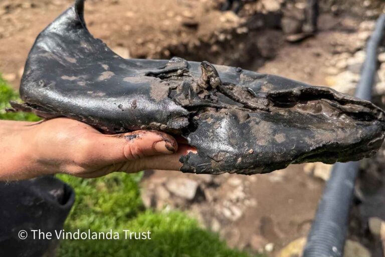 Découverte d'énormes chaussures en cuir parfaitement conservées de soldats romains, un mystère vieux de 2000 ans