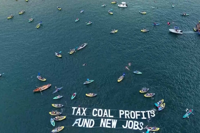 Le plus grand port charbonnier du monde bloqué : des centaines de militants en kayak arrêtent les navires à Newcastle