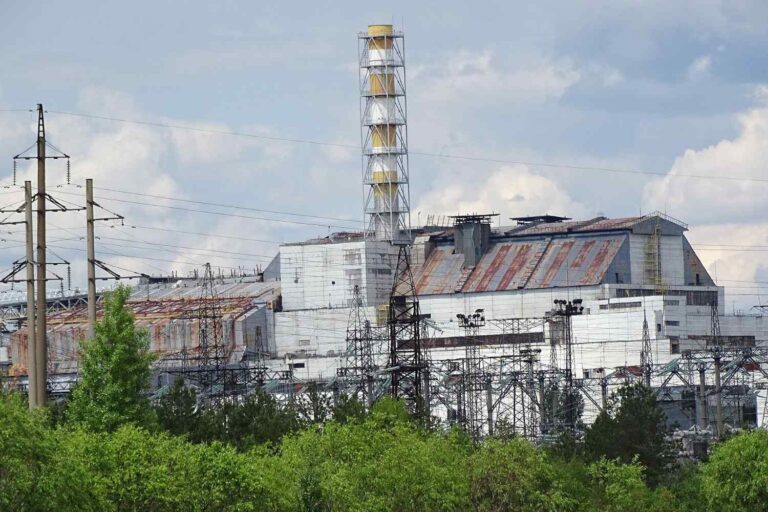 Quelle est cette histoire de fissure du bouclier protecteur à Tchernobyl : y a-t-il un risque de fuite de radiations ?