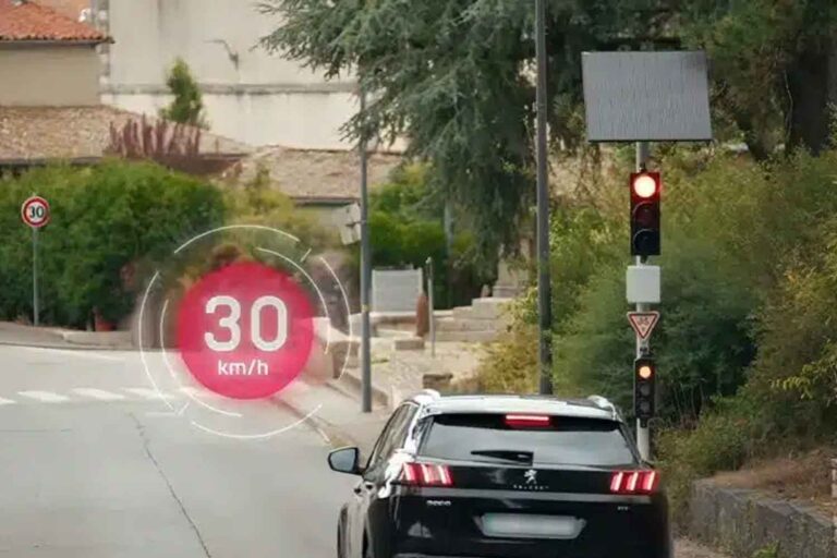 Ce feu intelligent ne vous laisse dépasser que si vous allez lentement : si vous allez trop vite, il reste rouge