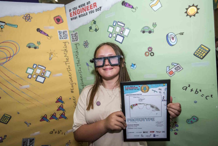À 11 ans, il invente des lunettes spéciales anti-dyslexie à verres colorés et remporte le concours d'ingénieur primaire.