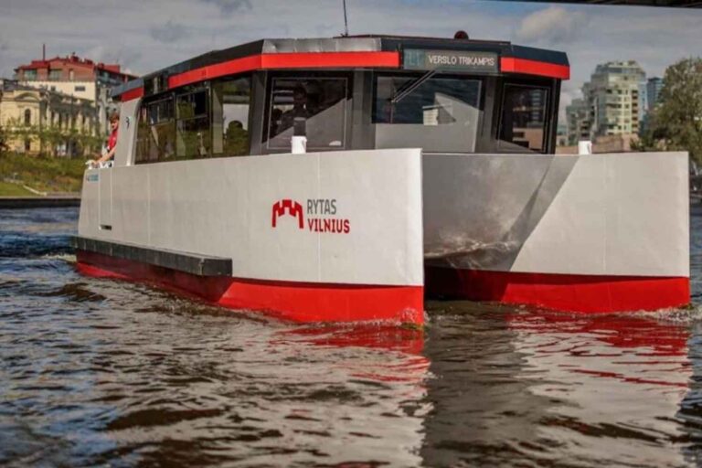Un ferry électrique zéro émission transporte chaque jour les navetteurs sur le fleuve historique de cette capitale européenne.