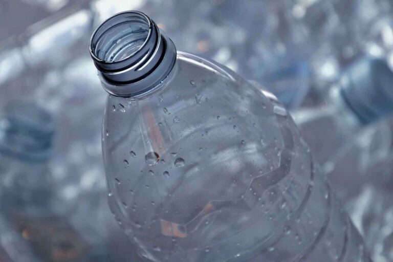 Des bouteilles en plastique, pas seulement des bouchons : ce qui change avec les nouvelles règles en vigueur (et comment les entreprises vont devoir s'adapter)