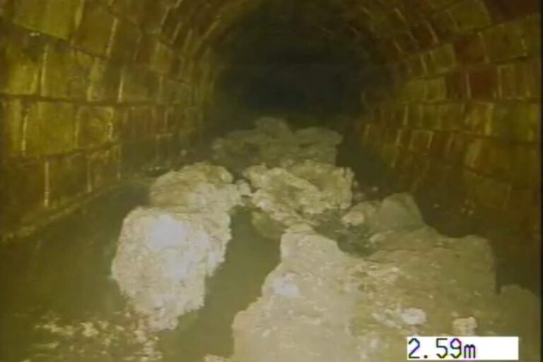 Une masse monstrueuse de 100 tonnes découverte dans les égouts de Londres : voici ce qui se passe lorsque vous jetez de l'huile et des lingettes dans les égouts