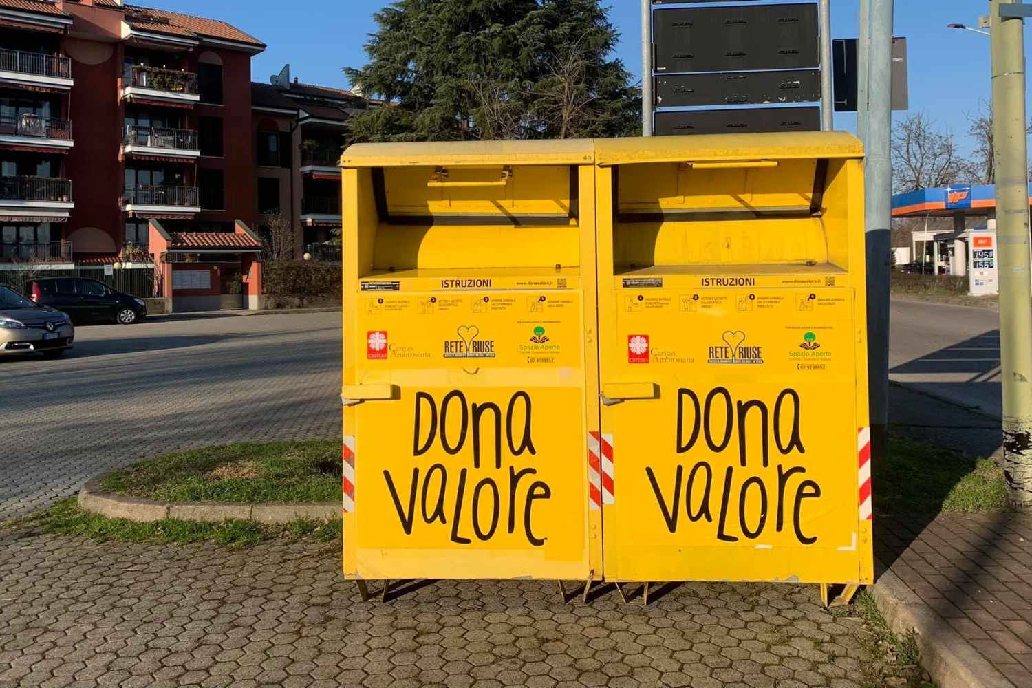 Caritas, poubelles pleines de vêtements inutilisables : la fast fashion plonge la collecte solidaire en crise