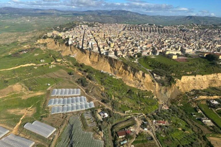 Niscemi, la ville mourante : ce glissement de terrain est une énorme blessure qui dévoile des décennies d'abandon