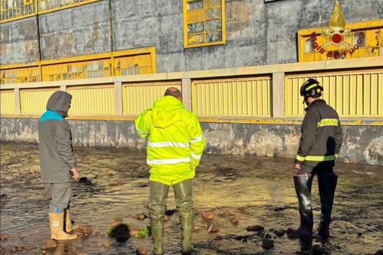 Une canalisation se brise à Rome, la Prenestina se transforme en lac : plus de 30 000 litres d'eau perdus