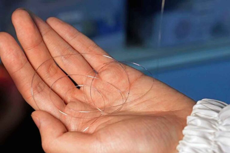 Un ordinateur dans un fil : une puce de fibre fine comme un cheveu peut transformer les vêtements en appareils intelligents