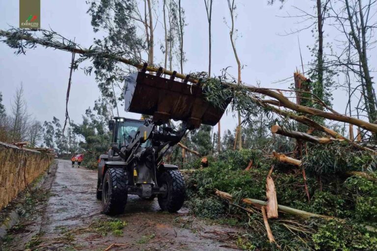 Le Portugal submergé par la tempête Kristin : 16 morts, des milliers d'évacués (et un ministre démissionne en raison du retard des secours)