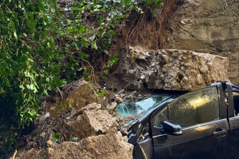 Pas seulement Niscemi : à Donnici, dans la province de Cosenza, la colline s'effondre sous la pluie incessante : 4 glissements de terrain actifs