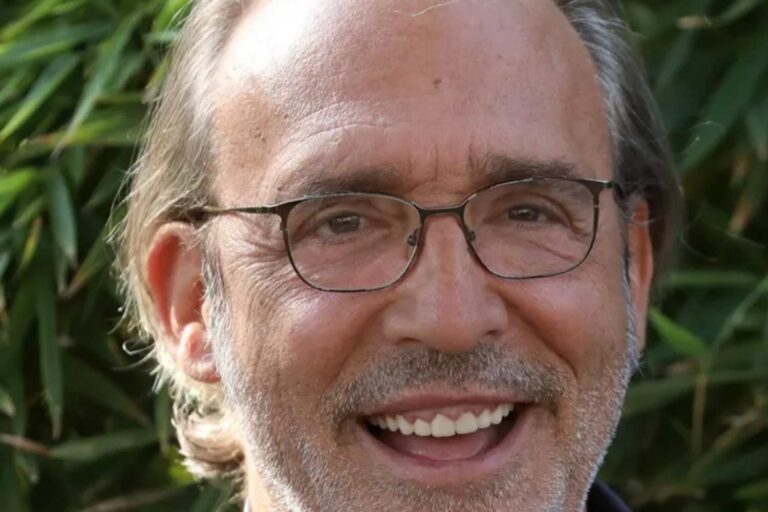 Luca Ward, le doubleur le plus apprécié d'Italie, enregistre la marque sonore de sa voix pour se défendre contre l'utilisation illicite de l'IA