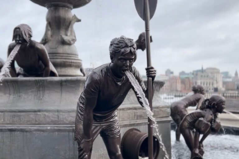 Une fontaine avec des statues « vomissantes » est apparue à Londres pour dénoncer le scandale des eaux usées