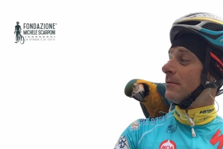 Adieu à Franky, la perruche qu'il voulait à côté du cycliste Michele Scarponi est morte dans un incendie (pendant qu'il s'entraînait)